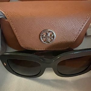 Tory Burch, Hunter, green sunglasses with case